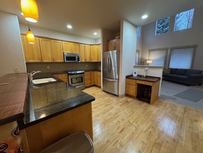 Building Photo - Partially furnished sort term  West Side Location