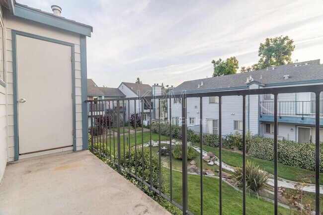 Building Photo - 445 Almond Dr
