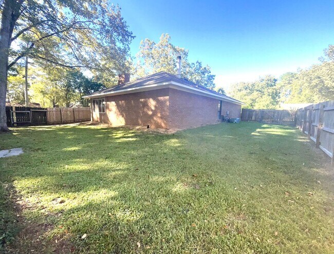 Building Photo - Spacious 4/2 on Corner Lot for Rent in Bra...