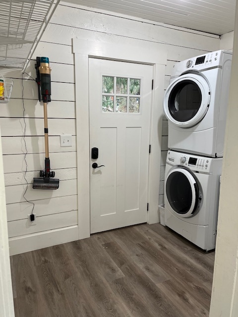 washer and dryer in mudroom - 810 E Magnolia Ave