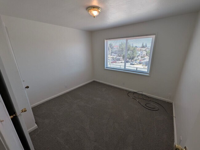Building Photo - 2-Bedroom Walkup Near Highland Hospital