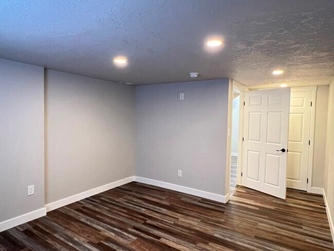 Building Photo - 3Bd/2Ba Two Story House - Available Now!