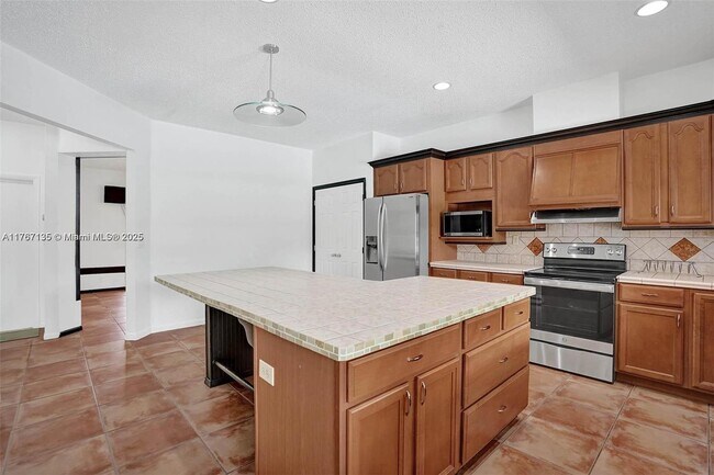 Building Photo - 16610 Royal Poinciana Ct