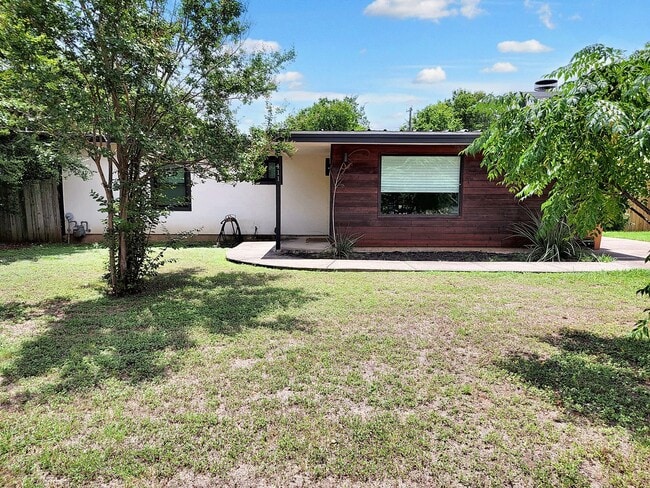 Building Photo - Inviting 3BD/1BA Home with Large Yard and ...