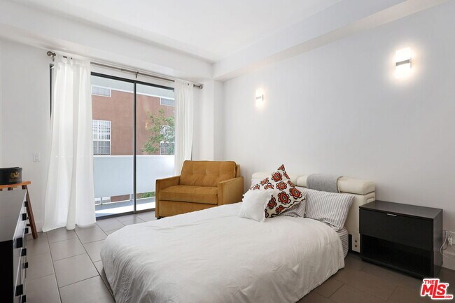 Building Photo - 7250 Franklin Ave