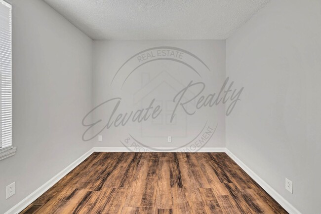 Building Photo - Two Bedroom Duplex near Trinity Hills in Nashville!