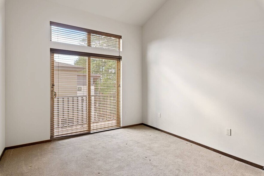 Building Photo - 182 Madrona Way NE