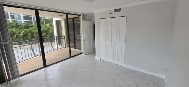 Building Photo - 2843 S Bayshore Dr