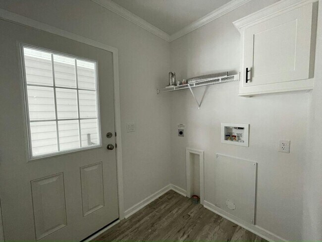 Building Photo - 117 N Lake Dr