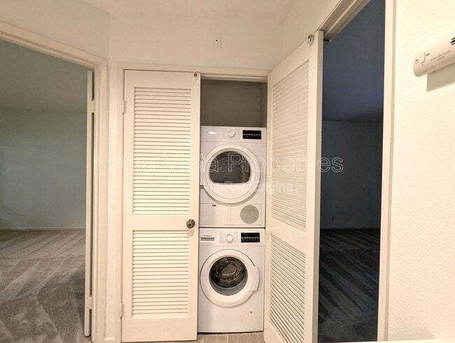 Building Photo - 8850 Villa La Jolla Dr