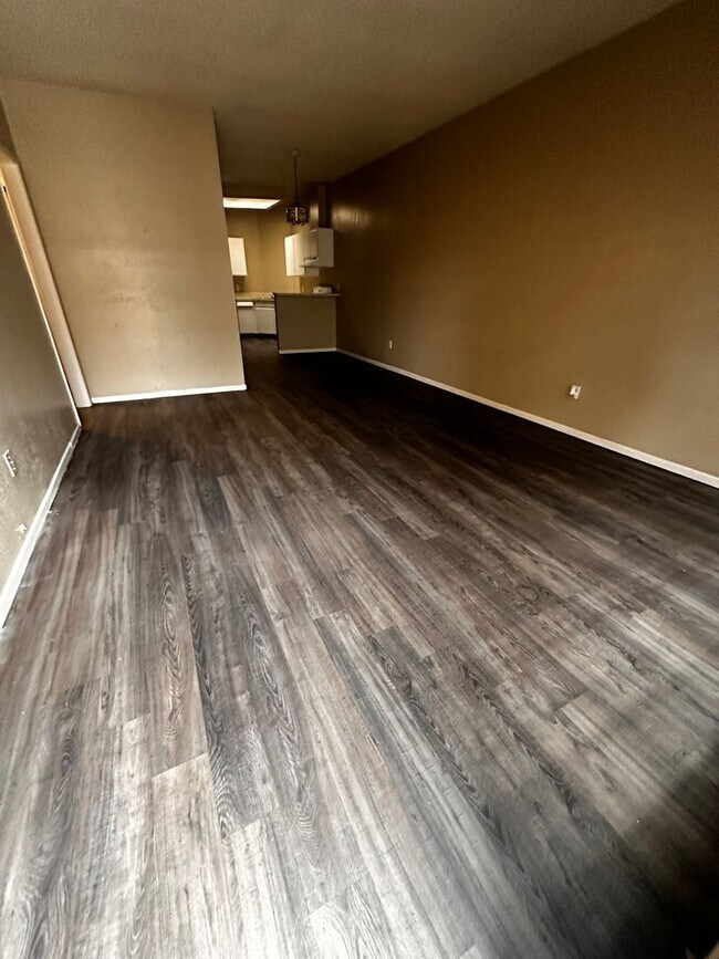 Building Photo - 2 bed 1.5 bath Apartment for rent