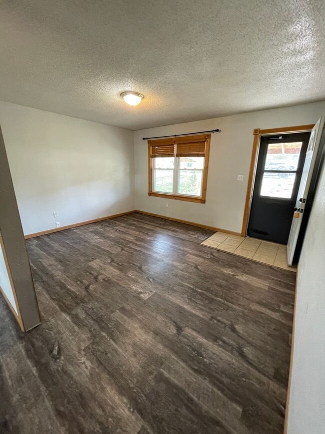 Building Photo - 3 Bed, 1 Bath Home for rent. One level living!