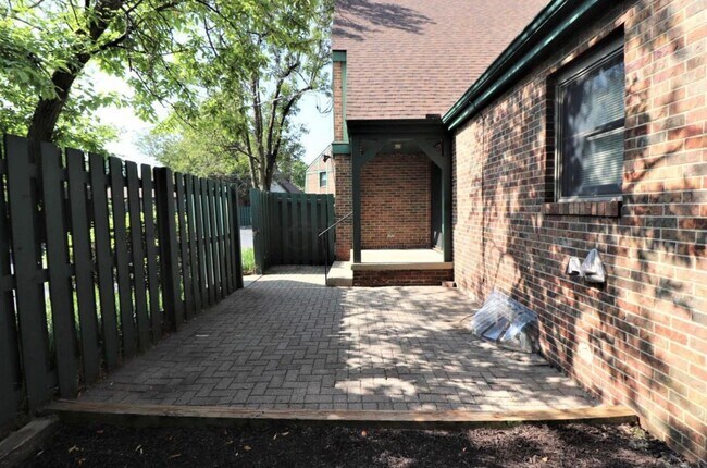 Building Photo - 4554 Sandringham Dr