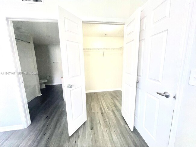 Building Photo - 100 SW 117th Terrace