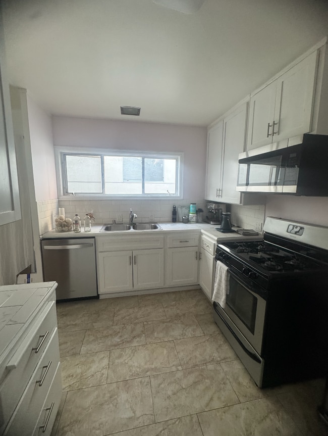 Building Photo - 2119 1/2 S Beverly Glen Blvd