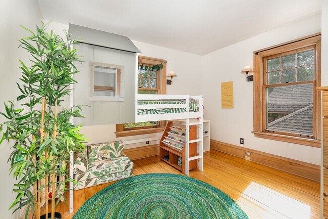 Building Photo - Spacious 4BR/2BA Single-Family Home in Mer...