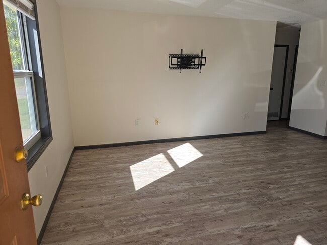 Building Photo - 2802 Maralane Ave