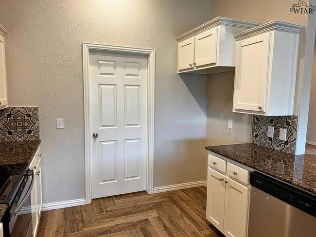 Building Photo - 301 Mariners Wy