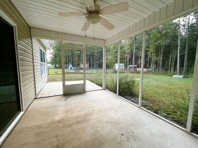 Building Photo - Available November 2024, 3 Bedroom 2 Bathr...