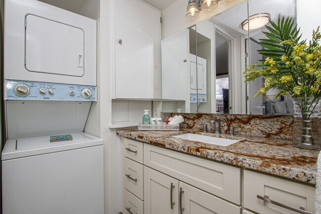 Building Photo - 411 Hobron Ln