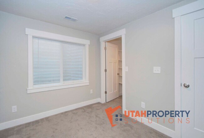 Building Photo - 4963 W Sarasota Ln