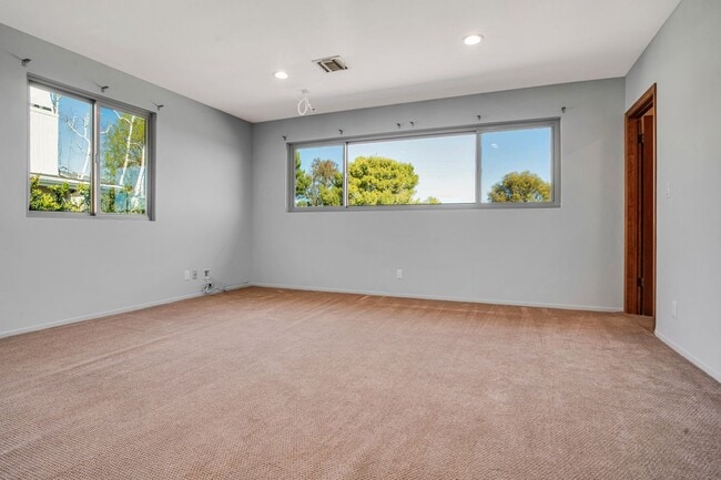 Building Photo - 15470 Longbow Dr