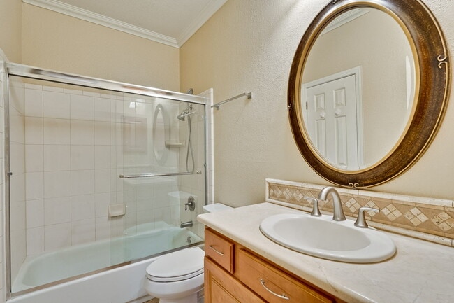 Building Photo - Large, Comfy 2BR, 2BA Condo with Convenient Location