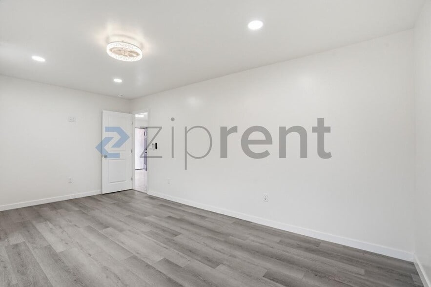 Building Photo - Unit