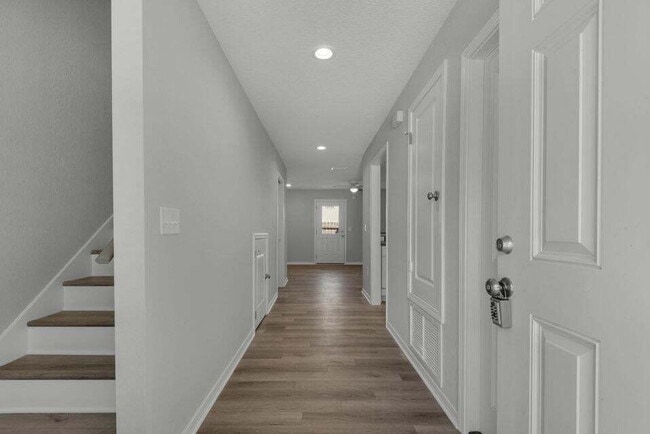 Building Photo - "Charming 2-Bedroom Townhouse with 2.5 Bat...