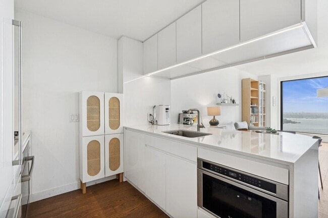 Building Photo - 99 Hudson St