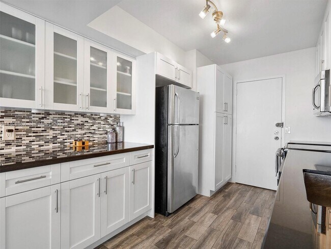 Building Photo - 2101 S Ocean Dr