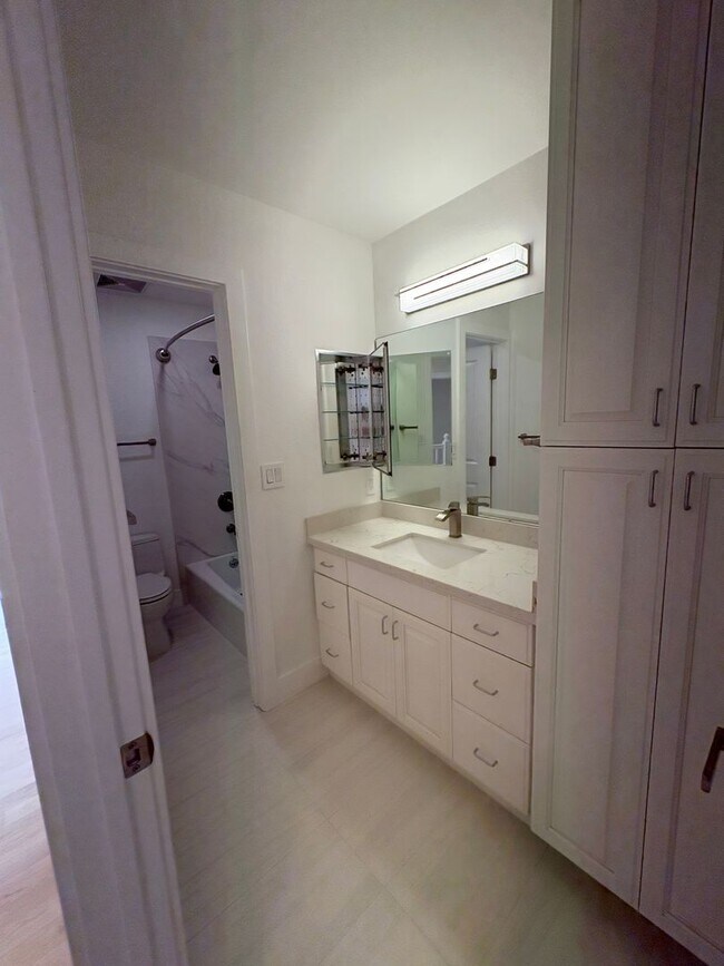 Building Photo - Newly Remodeled Townhouse Available Now!