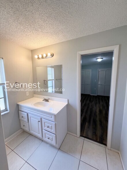 Building Photo - 10485 Lightwood St