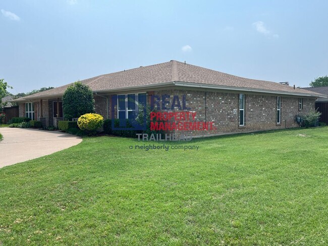 Building Photo - 6400 Espana Dr