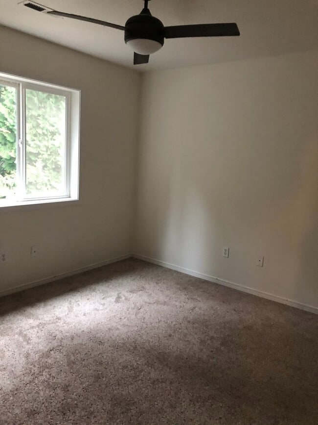 Building Photo - Wonderful 3B/2.5Ba Home that Backs to Peac...