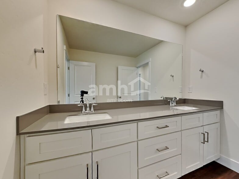 Building Photo - 10054 W Raleigh St