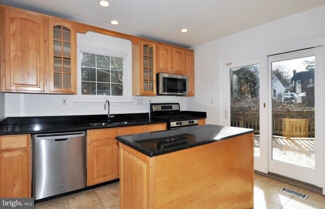 Building Photo - 4630 River Rd