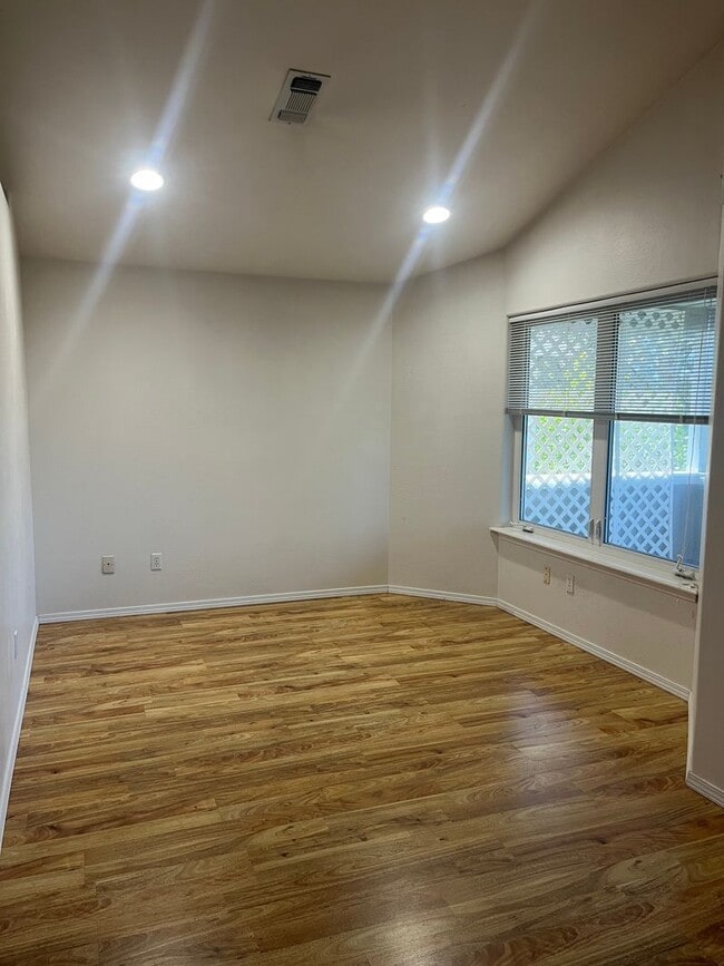 Building Photo - 2 Bedroom 2.5 Bath House