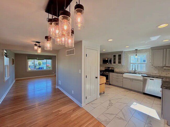 Building Photo - This spacious four-bedroom, two-bathroom