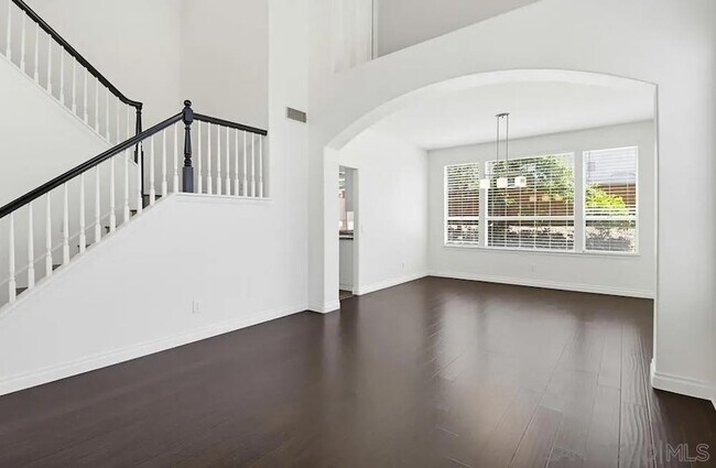 Building Photo - 1100 Corrales Ln