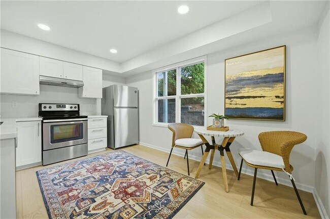 Building Photo - 1390 Tennis Ct Pl