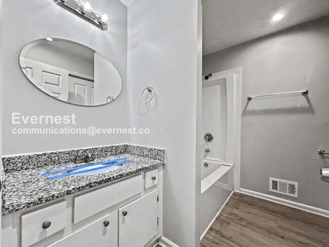 Building Photo - 2 Bed, 2 Bath Home with Fenced Yard & Garage / Pet-Friendly / Available Now!