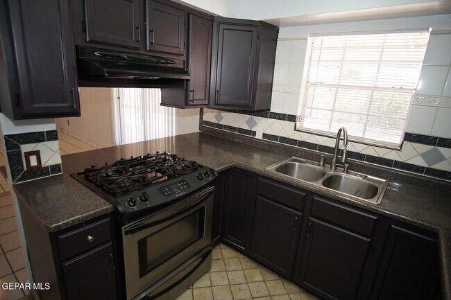 Building Photo - 4924 Winthrop Dr