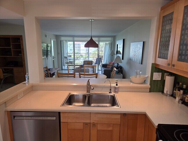 Building Photo - 1831 Sabal Palm Dr