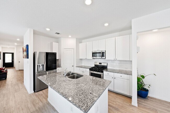 Building Photo - Primary Closet Made for Kings & Queens - UP TO 1 MONTH FREE RENT AVAILABLE!