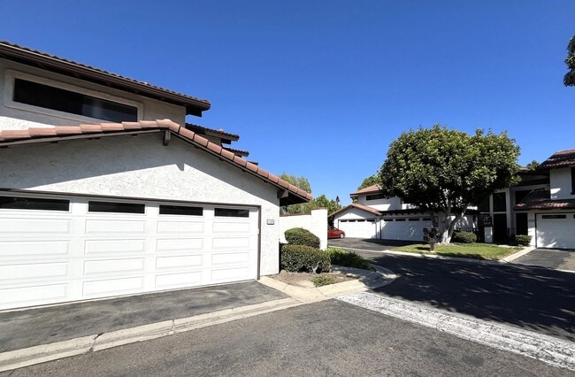 Building Photo - Spacious End Unit Home with 2 Master Suite...