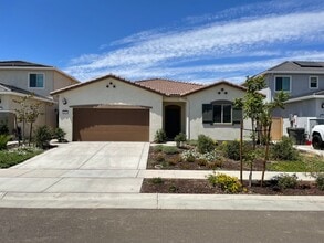 Building Photo - Large Clean Executive 4 Bedroom, 2.5 Bathroom, 2000 Sqft. Home for Lease