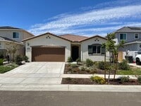 Building Photo - Large Clean Executive 4 Bedroom, 2.5 Bathroom, 2000 Sqft. Home for Lease