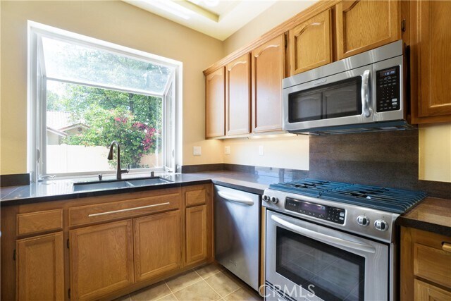 Building Photo - 3055 E Hillcrest Dr
