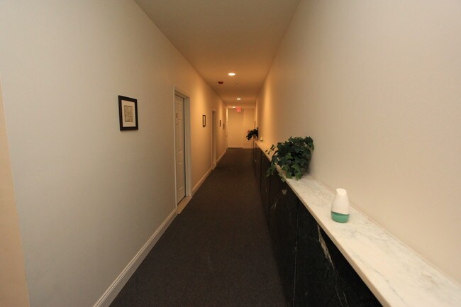 Building Photo - 32 W Market St